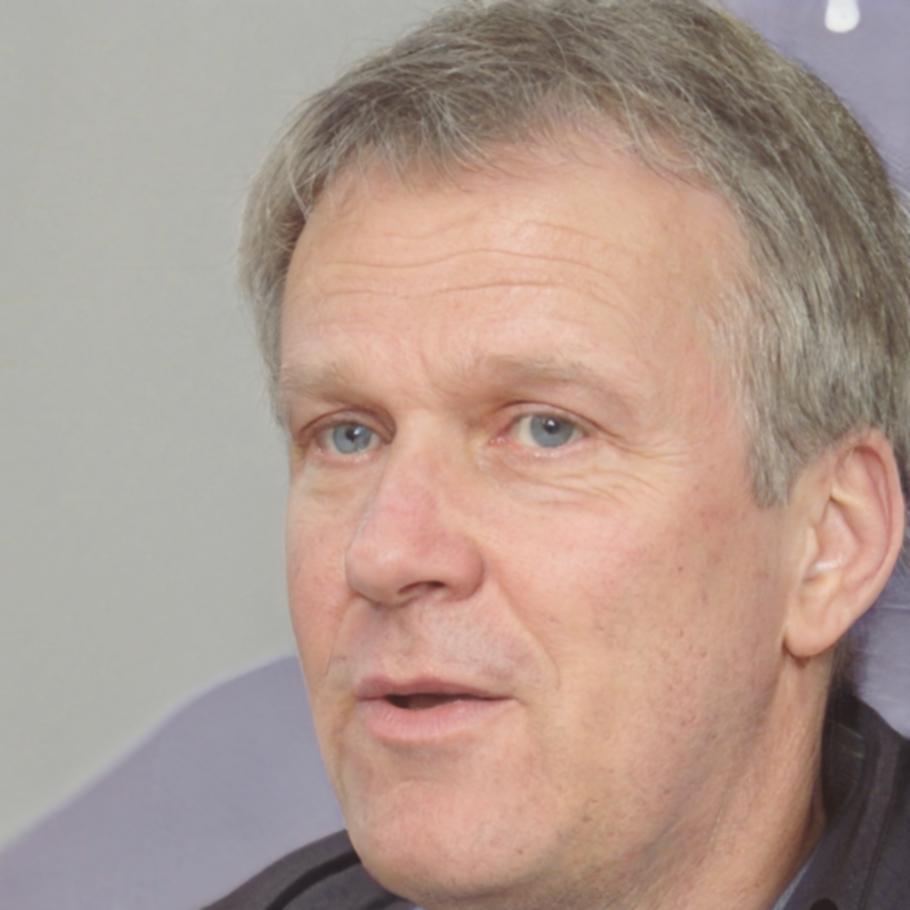 Portrait of Henrik discussing his budgeting experience